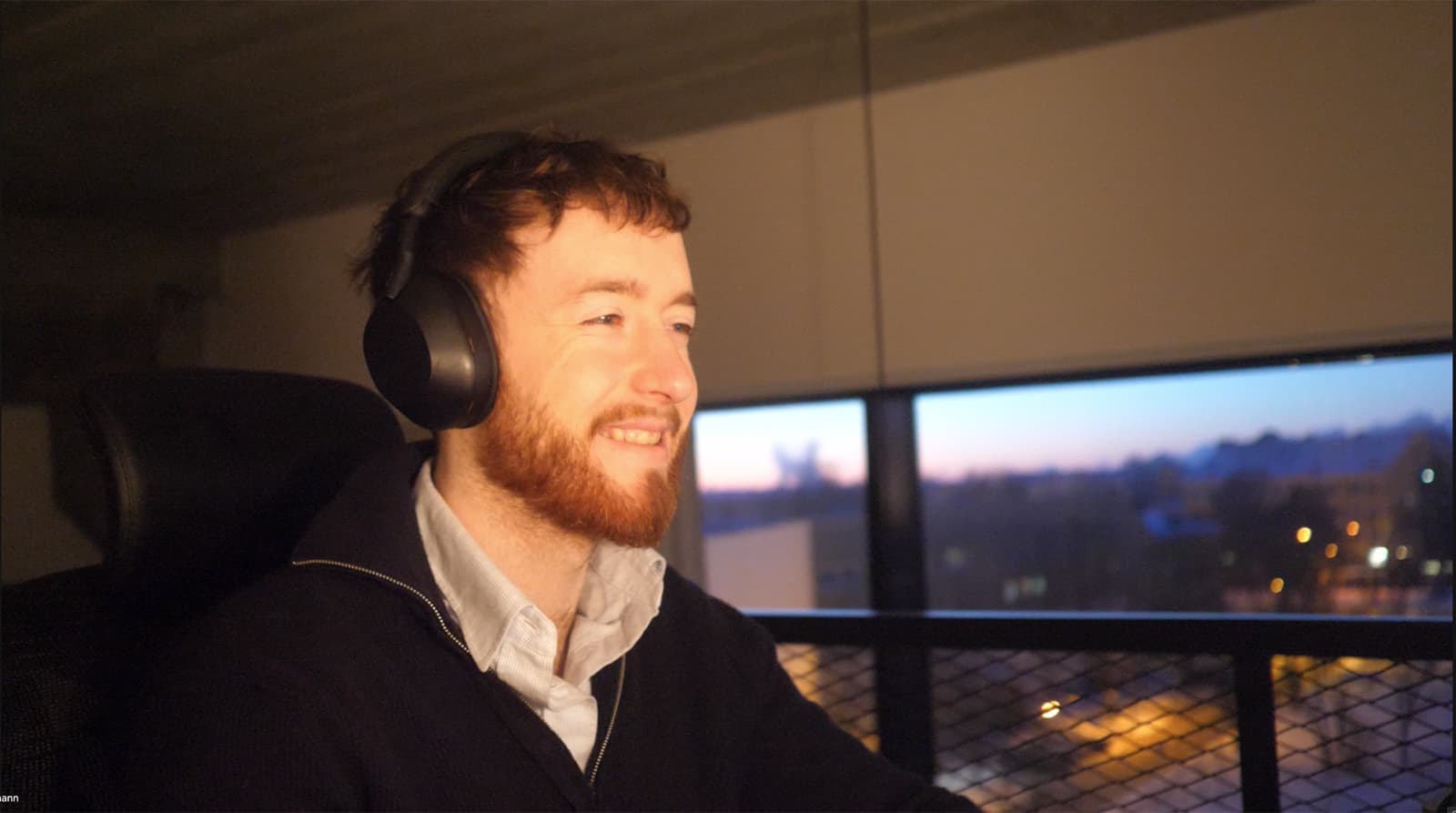 Yannis Haismann à son bureau, casque sur les oreilles