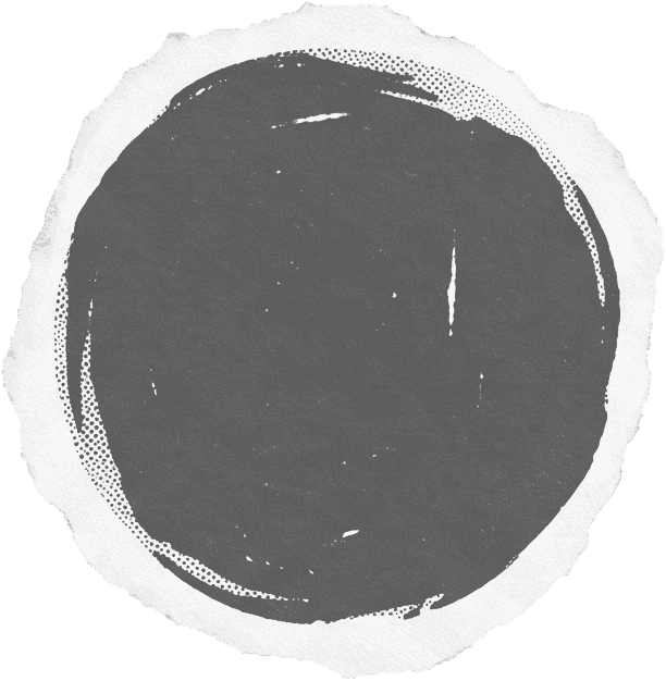 Un rond d’encre grise imprimé sur un papier déchiré