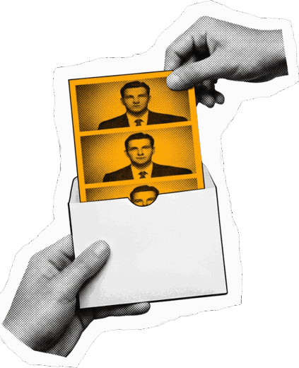 Une bande de portraits terminée est remise dans une enveloppe